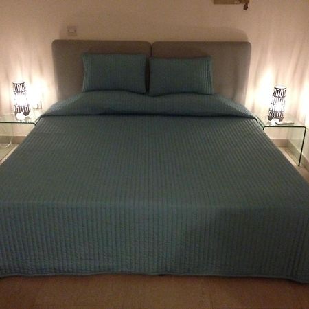 Vega Apartments Лимасол Стая снимка