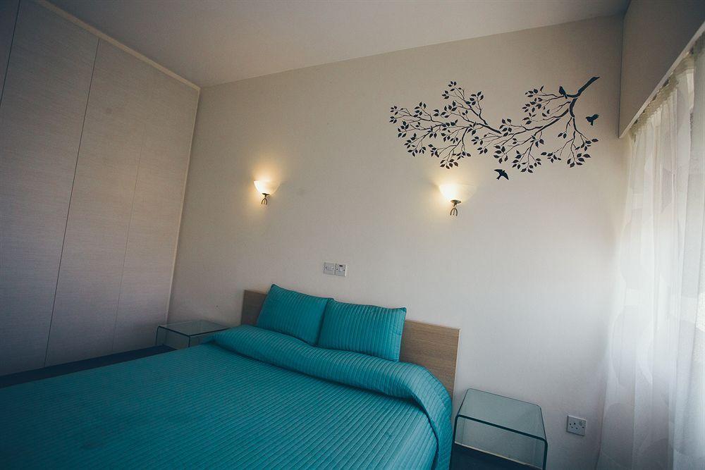 Vega Apartments Лимасол Стая снимка