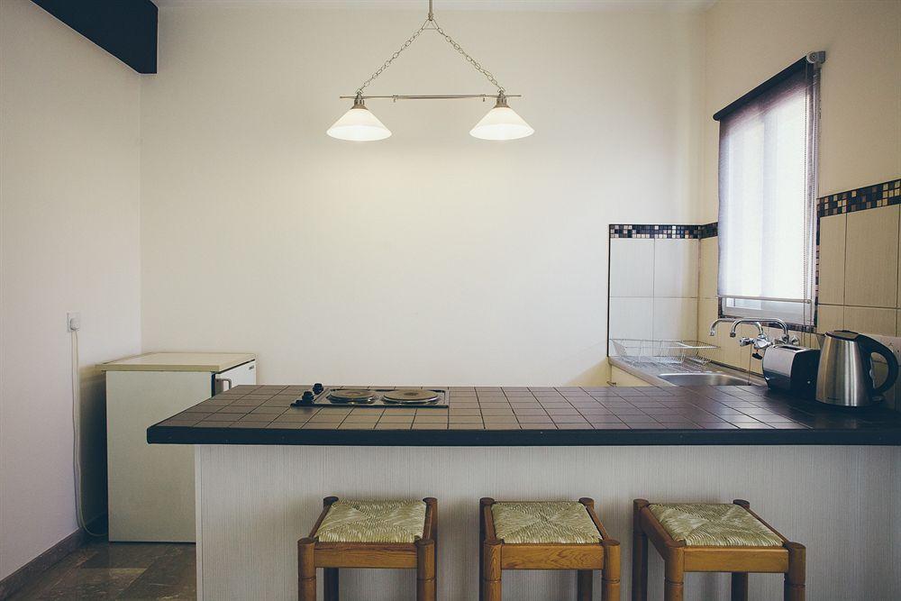 Vega Apartments Лимасол Стая снимка