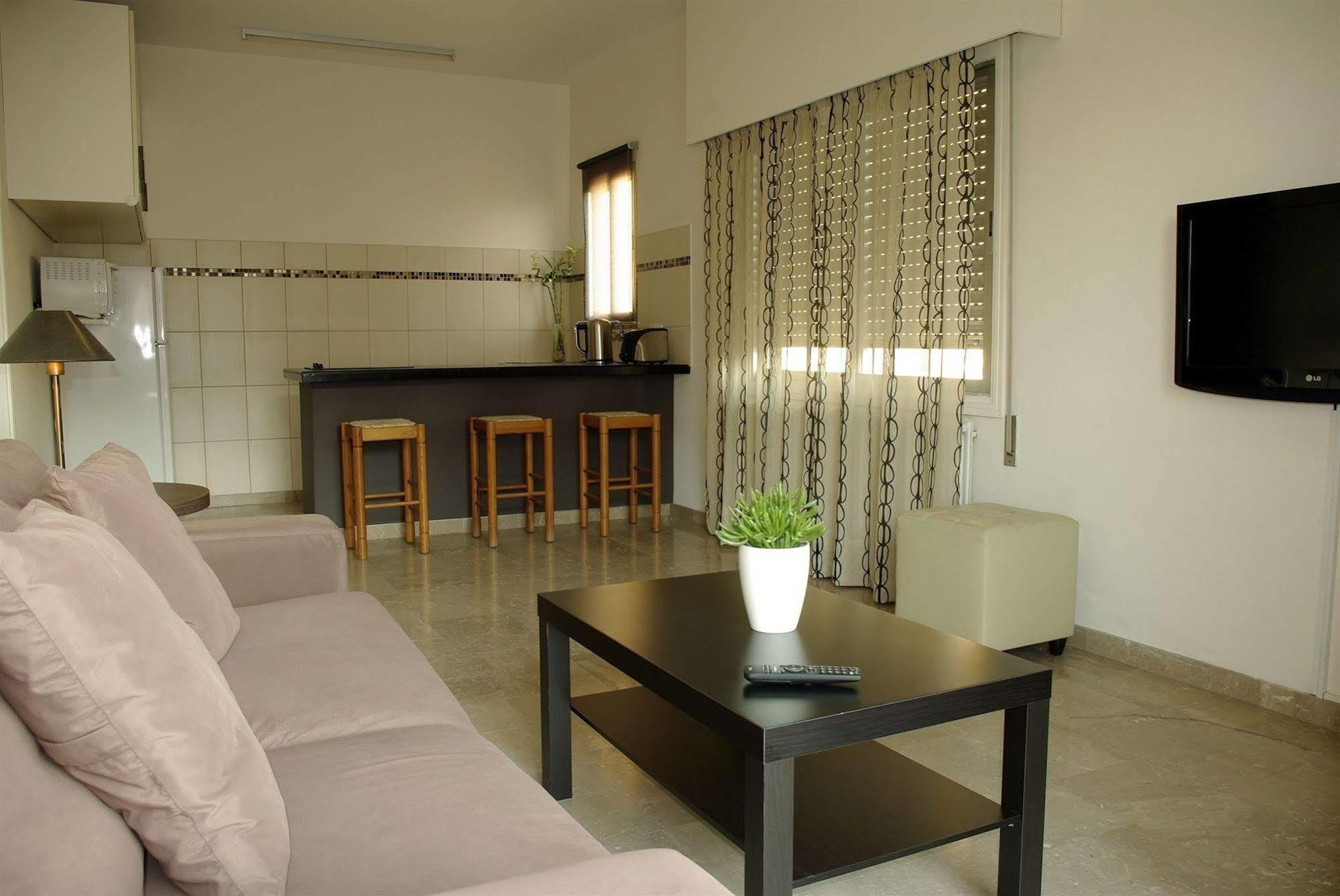 Vega Apartments Лимасол Екстериор снимка
