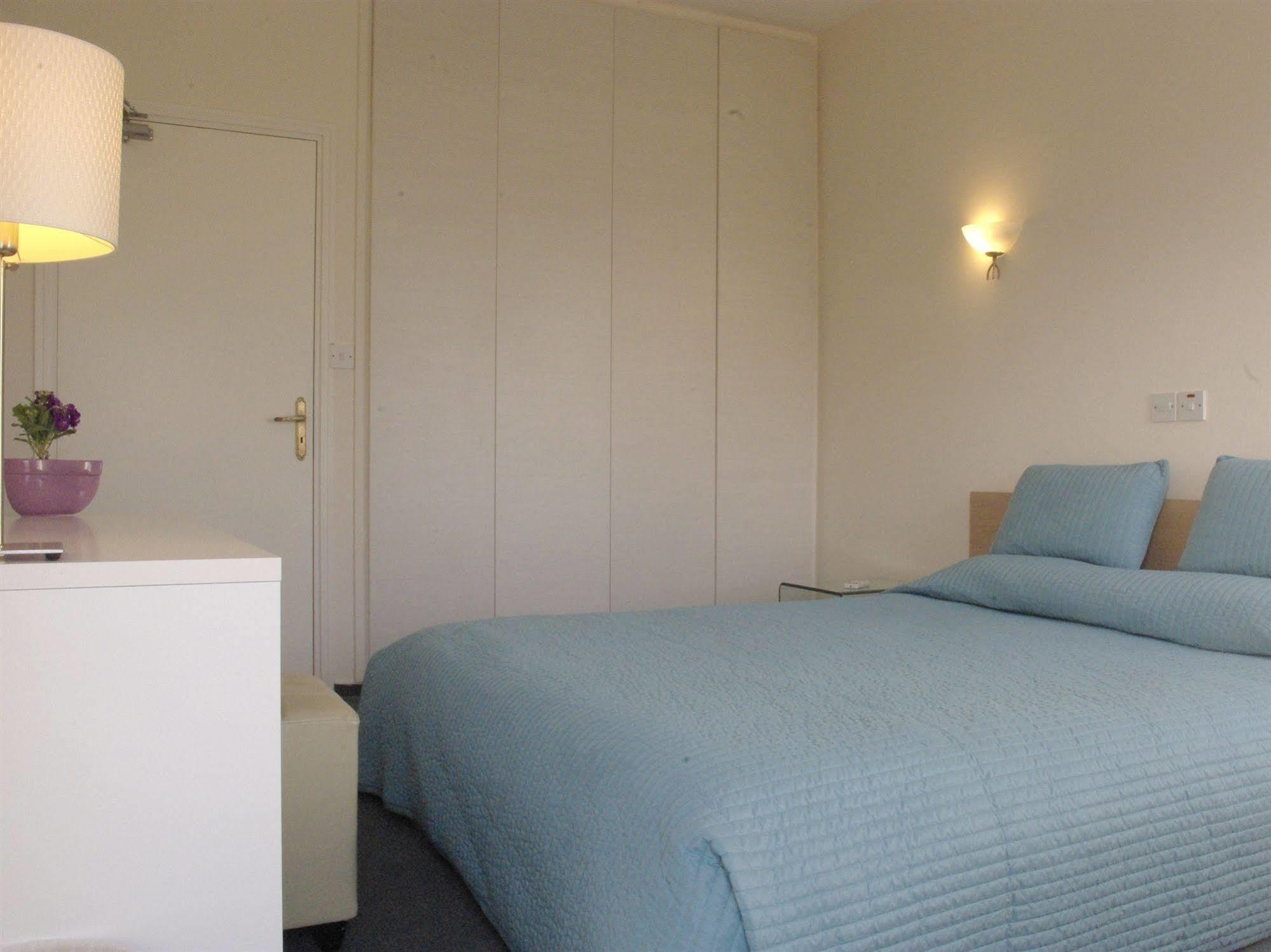 Vega Apartments Лимасол Стая снимка